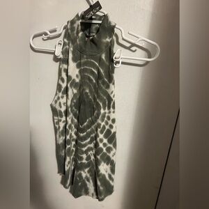 Chaser sleeve less top